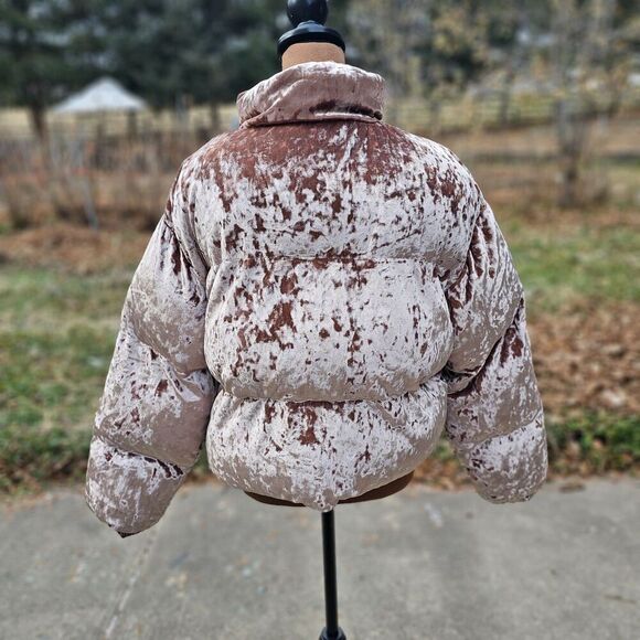 NWT Fabletics Wander Crushed Velour Cropped Puffer Jacket Women Size L, - Picture 3 of 9